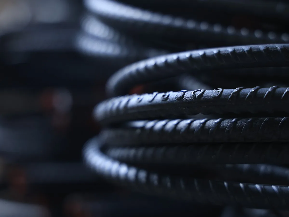 Tusker TMT 550D bar close-up showing ribs and surface texture